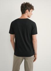 Czarny basic T-shirt męski z logo TSHMT-0088-99(W25), widok produktu od tyłu na modelu, widoczna połowa sylwetki.