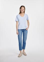Błękitny t-shirt damski basic TSHDT-0120-60(W25), zdjęcie przodu na modelce na białym tle. Widoczna cała sylwetka.