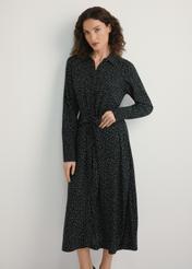 Czarna sukienka w kropki SUKDT-0258-9P(W26), widok produktu z przodu na modelce. Widoczna połowa sylwetki.