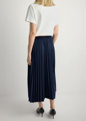 Granatowa plisowana spódnica midi SPCDT-0096-7E(W26), widok produktu z tyłu na modelce. Widoczna połowa sylwetki.