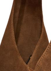 Zamszowa torebka shopper w kolorze koniaku TORES-1403-1F(Z26) - zbliżenie na detal, na białym tle. 