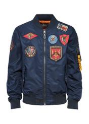 Granatowa męska kurtka pilotka TOP GUN KURMT-0381-69(W25) - widok produktu z przodu na modelu na białym tle.  