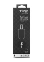 Czarny pokrowiec na małą walizkę AW-013-0002-99-S(W25), widok produktu w opakowaniu na białym tle.
