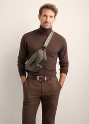 Męska torba na ramię w kolorze khaki TORMN-0438-8B(Z26), widok produktu z przodu na sylwetce modela, na jasnym tle.