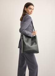 Czarna skórzana torebka shopper TORES-1436-99(Z26), widok produktu na ramieniu modelki. Widoczna połowa sylwetki.