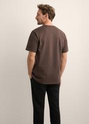 Brązowy bawełniany T-shirt męski z nadrukiem TSHMT-0152-1I(Z26), widok produktu z tyłu na modelu. Widoczna połowa sylwetki.