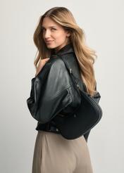 Czarna mała torebka hobo TOREC-1136-99(W26) - widok produktu z po skosie, na modelce stojącej tyłem, na jasnym tle. Widoczna połowa sylwetki. 