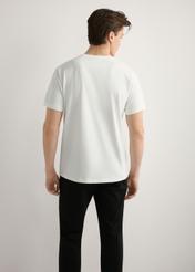 Biały bawełniany T-shirt męski TSHMT-0088-0B(W26), widok produktu od tyłu na modelu, widoczna połowa sylwetki.
