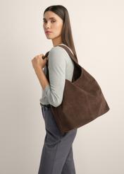Brązowa zamszowa torebka shopper TORES-1403-1H(Z26), widok produktu od przodu na modelce, widoczna połowa sylwetki.