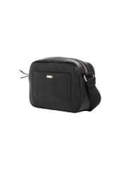 Czarna torebka damska z monogramem TOREC-1290-9P(Z26), widok produktu od skosem na białym tle.
