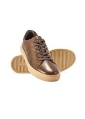 Ciemnobrązowe skórzane sneakersy męskie BUTYM-0486-1I(W26) - widok produktu lekko po skosie, na białym tle. 