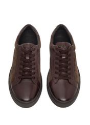 Ciemnobrązowe skórzane sneakersy męskie BUTYM-0544-1I(Z26), widok produktu z przodu na białym tle.