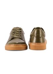 Skórzane sneakersy męskie khaki BUTYM-0486-8D(W26), widok produktu z przodu i tyłu na białym tle.