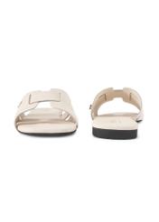 Białe klapki damskie z plecionką BUTYD-0904D-0B(W26), widok produktu z przodu i tyłu na białym tle.