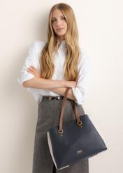 Granatowa torebka shopper damska TOREC-1260-7E(Z26), widok produktu od przodu na modelce. Widoczna połowa sylwetki.