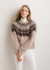 Sweter damski w kolorze chłodnego beżu z wełną SWEDT-0284-1J(Z26), widok produktu od przodu na modelce. Widoczna połowa sylwetki.