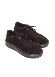Zamszowe buty damskie w kolorze ciemnobrązowym BUTYD-1284-1I(Z26), widok produktu z przodu na jasnym tle.