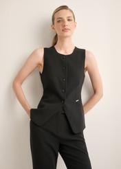 Czarna elegancka kamizelka damska KAMDT-0040-99(Z26), widok produktu z przodu na modelce. Widoczna połowa sylwetki.