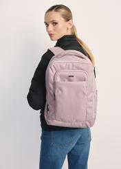 Różowy plecak PLCMN-0014A-31(Z25), widok produktu przodem na modelce, widoczne pół sylwetki.