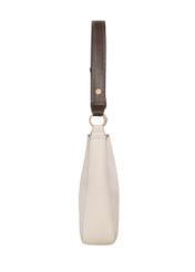 Torebka damska hobo w kolorze ecru TOREC-1257-0B(Z26). Widok produktu od boku na białym tle.