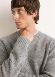 Jasnoszary sweter męski z wełną SWEMT-0173-9B(Z26), zbliżenie na produkt na sylwetce modela.