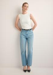 Niebieskie jeansowe spodnie damskie JEADT-0016-7A(Z26), widok produktu od przodu na modelce. Widoczna cała sylwetka.
