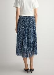 Spódnica plisowana midi w kwiaty SPCDT-0110-7P(W26), widok produktu z tyłu na modelce. Widoczna połowa sylwetki.