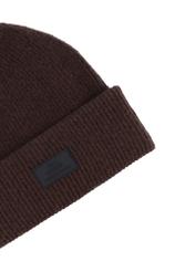Brązowa czapka męska CZAMT-0070A-1I(Z26), zbliżenie na detal produktu na białym tle.