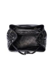 Czarny pikowany plecak damski TOREC-1115-99(W26) - widok produktu z góry, na białym tle. 