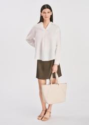 Skórzana kremowa torebka shopper damska TORES-1107-12(W25), widok produktu na modelce. Widoczna cała sylwetka.