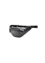 Czarna skórzana nerka męska z logo TORMS-0295A-99(Z25) - widok produktu po skosie na białym tle. 