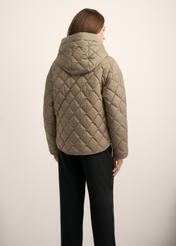 Pikowana kurtka damska w kolorze chłodnego beżu KURDT-0588-1K(Z26), widok produktu z tyłu na modelce. Widoczna połowa sylwetki.