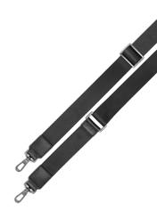Czarna skórzana męska torba na laptopa TORMS-0506-99(W26) - widok na paski z góry, na białym tle. 