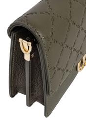 Torebka damska khaki z monogramem TOREC-0536B-55(W25) - zbliżenie na detal, lekko po skosie, na białym tle.