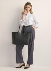 Czarna groszkowana torebka shopper TOREC-1252-9I(Z26), widok produktu z przodu na modelce. Widoczna cała sylwetka. 