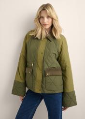 Kurtka damska w kolorze khaki KURDT-0665-8B(Z26), widok produktu z przodu na modelce. Widoczna połowa sylwetki.