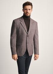 Bordowa marynarka męska MARMT-0021-49(Z25), widok produktu przodem na modelu, widoczna połowa sylwetki.