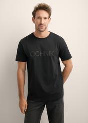 Czarny bawełniany T-shirt męski TSHMT-0154-99(Z26), widok produktu z przodu na modelu. Widoczna połowa sylwetki.