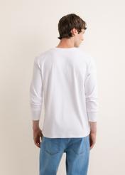 Biały bawełniany longsleeve męski LSLMT-0013-0A(Z26), widok produktu z tyłu na modelu. Widoczna połowa sylwetki.