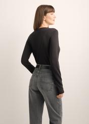 Czarny sweter damski z kaszmirem SWEDT-0260-99(Z26), widok produktu od tyłu na modelce, widoczna połowa sylwetki.