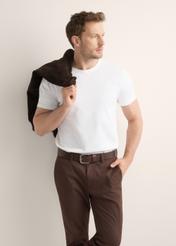 Biały bawełniany T-shirt męski TSHMT-0153-0A(Z26), widok produktu z przodu na modelu. Widoczna połowa sylwetki.