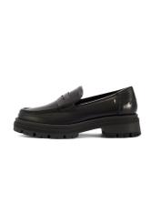 Czarne skórzane loafersy damskie BUTYD-1069-99(W26) - widok produktu z boku, na białym tle.