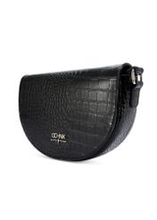 Czarna półokrągła listonoszka damska croco TOREC-1184-9G(W26), widok produktu skosem na białym tle.