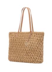 Słomkowa torebka shopper TOREC-1218-1E(W26) - widok produktu po skosie, na białym tle. 