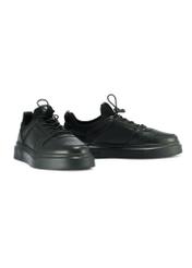Czarne skórzane sneakersy męskie BUTYM-0509-99(Z25) - widok pary butów po skosie na białym tle.