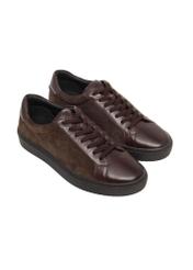 Ciemnobrązowe skórzane sneakersy męskie BUTYM-0544-1I(Z26), widok produktu skosem na białym tle.