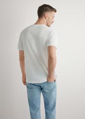 Bawełniany T-shirt męski w kolorze białym TSHMT-0149-0B(W26), widok produktu z tyłu na modelu. Widoczna połowa sylwetki.