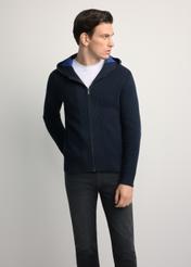 Granatowy sweter męski z kapturem SWEMT-0182-68(Z25), widok produktu z przodu na modelu. Widoczna połowa sylwetki.