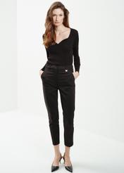 Czarny sweter z dekoltem w kształcie serca SWEDT-0206-99(W24)-03