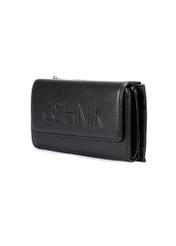 Czarny duży portfel damski z logo POREC-0361A-99(W25), widok skosu produktu na białym tle.